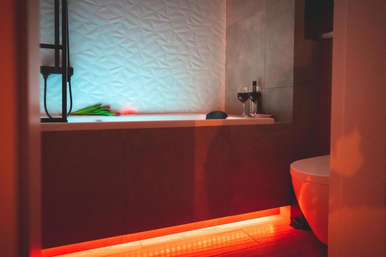 Movie Jacuzzi Apartment At The Main Station By Noclegi Renters Krasków Εξωτερικό φωτογραφία