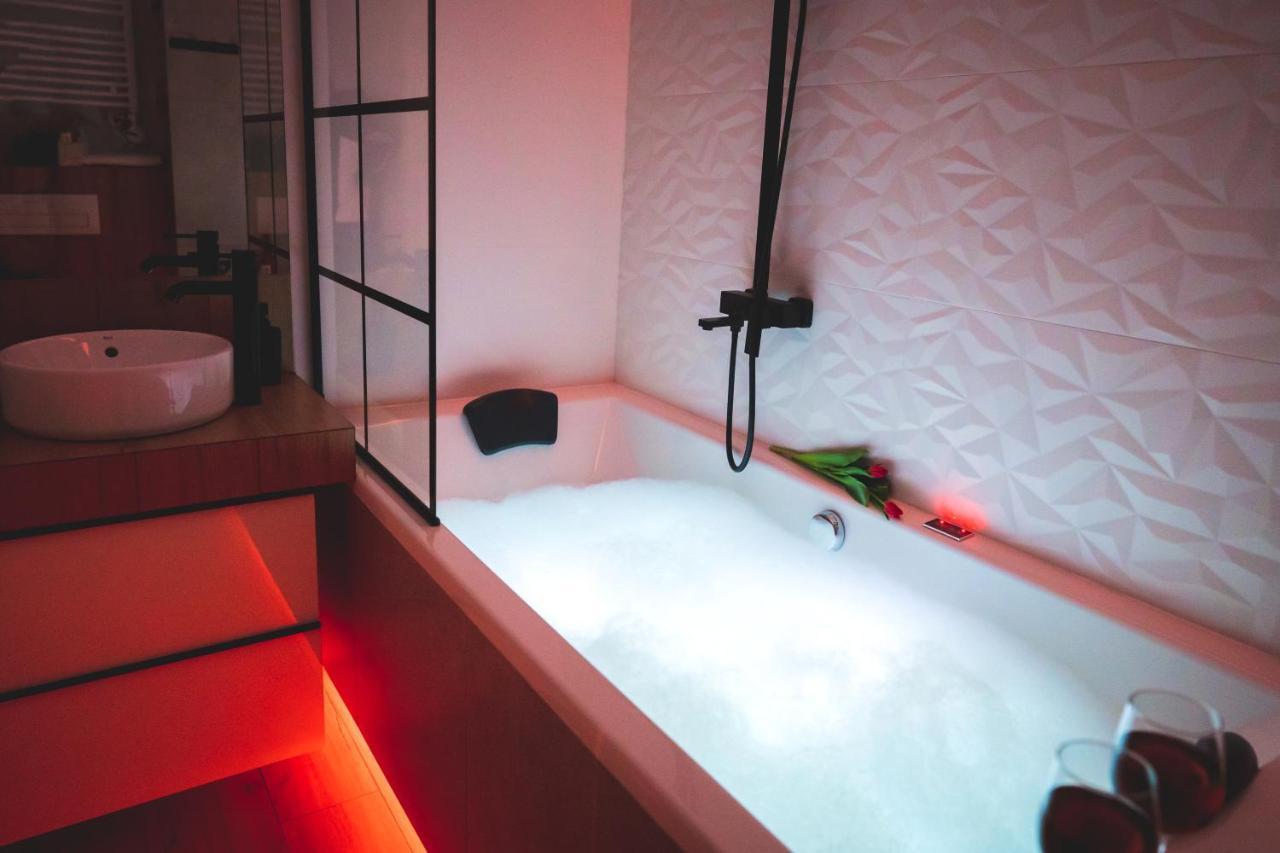 Movie Jacuzzi Apartment At The Main Station By Noclegi Renters Krasków Εξωτερικό φωτογραφία