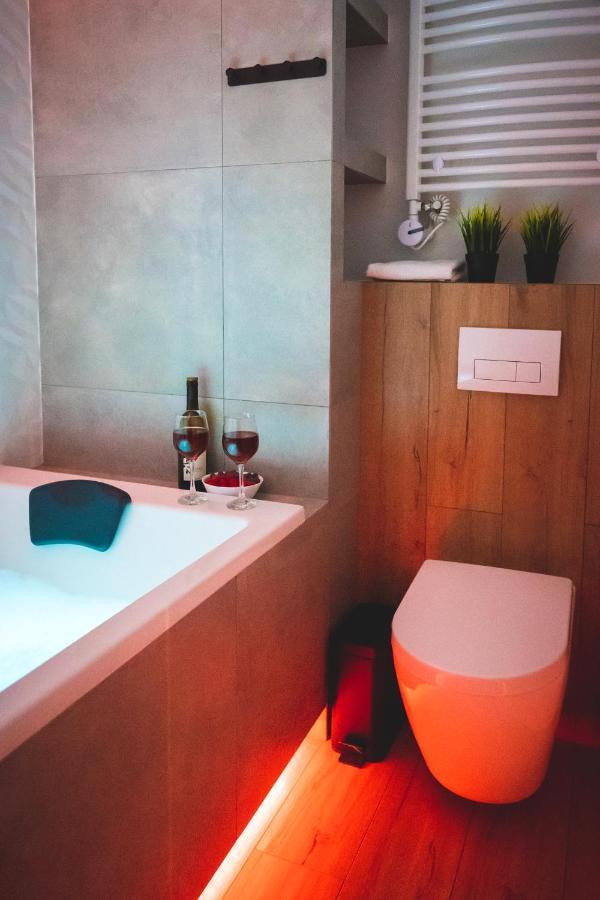 Movie Jacuzzi Apartment At The Main Station By Noclegi Renters Krasków Εξωτερικό φωτογραφία