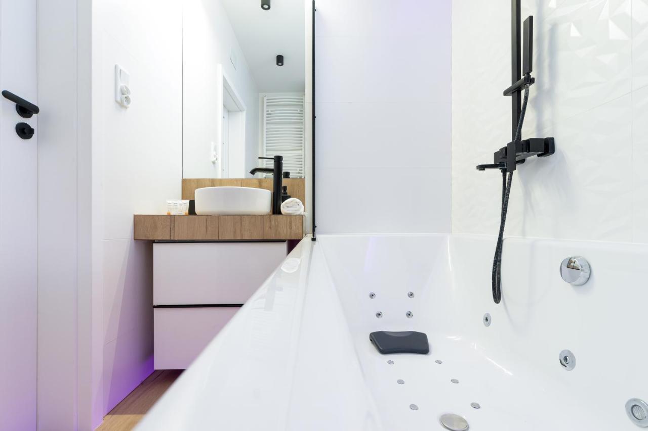 Movie Jacuzzi Apartment At The Main Station By Noclegi Renters Krasków Εξωτερικό φωτογραφία