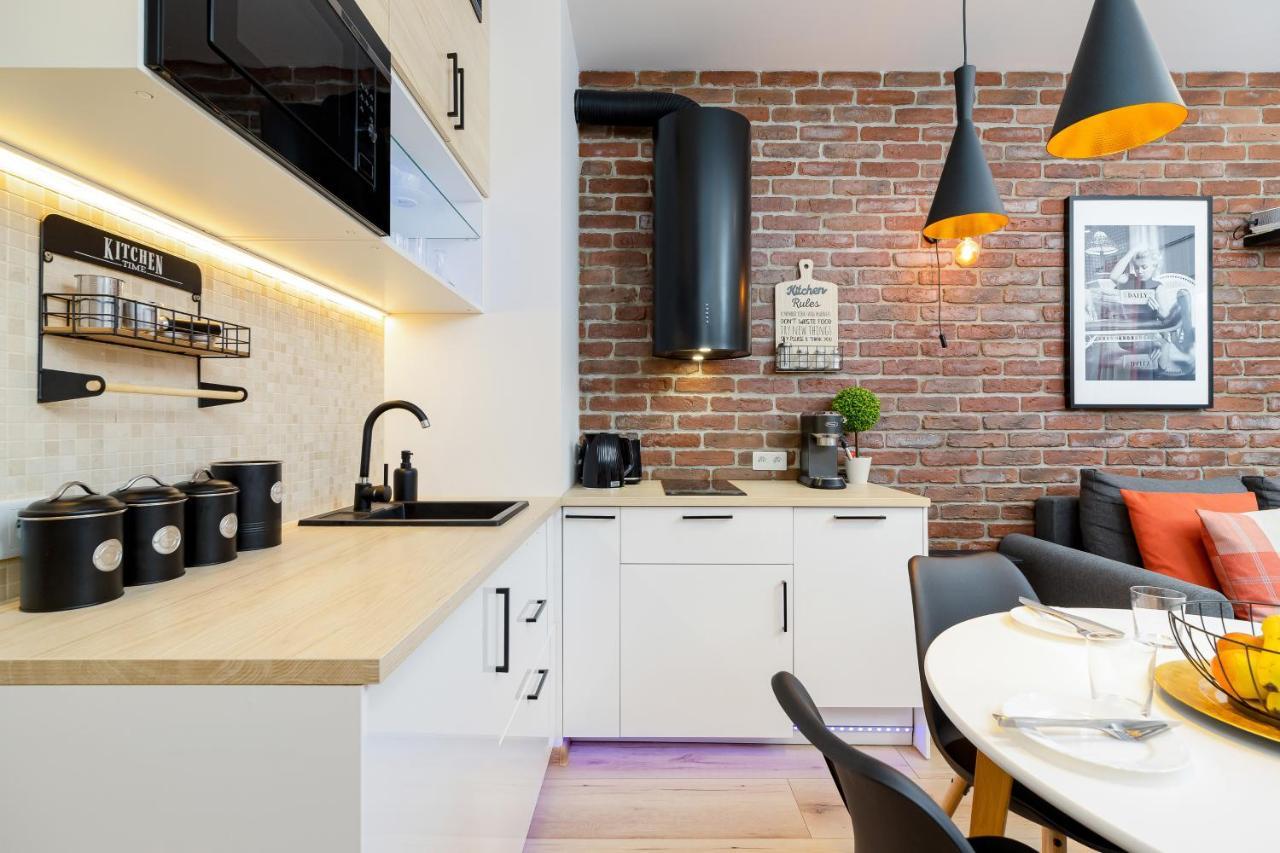Movie Jacuzzi Apartment At The Main Station By Noclegi Renters Krasków Εξωτερικό φωτογραφία