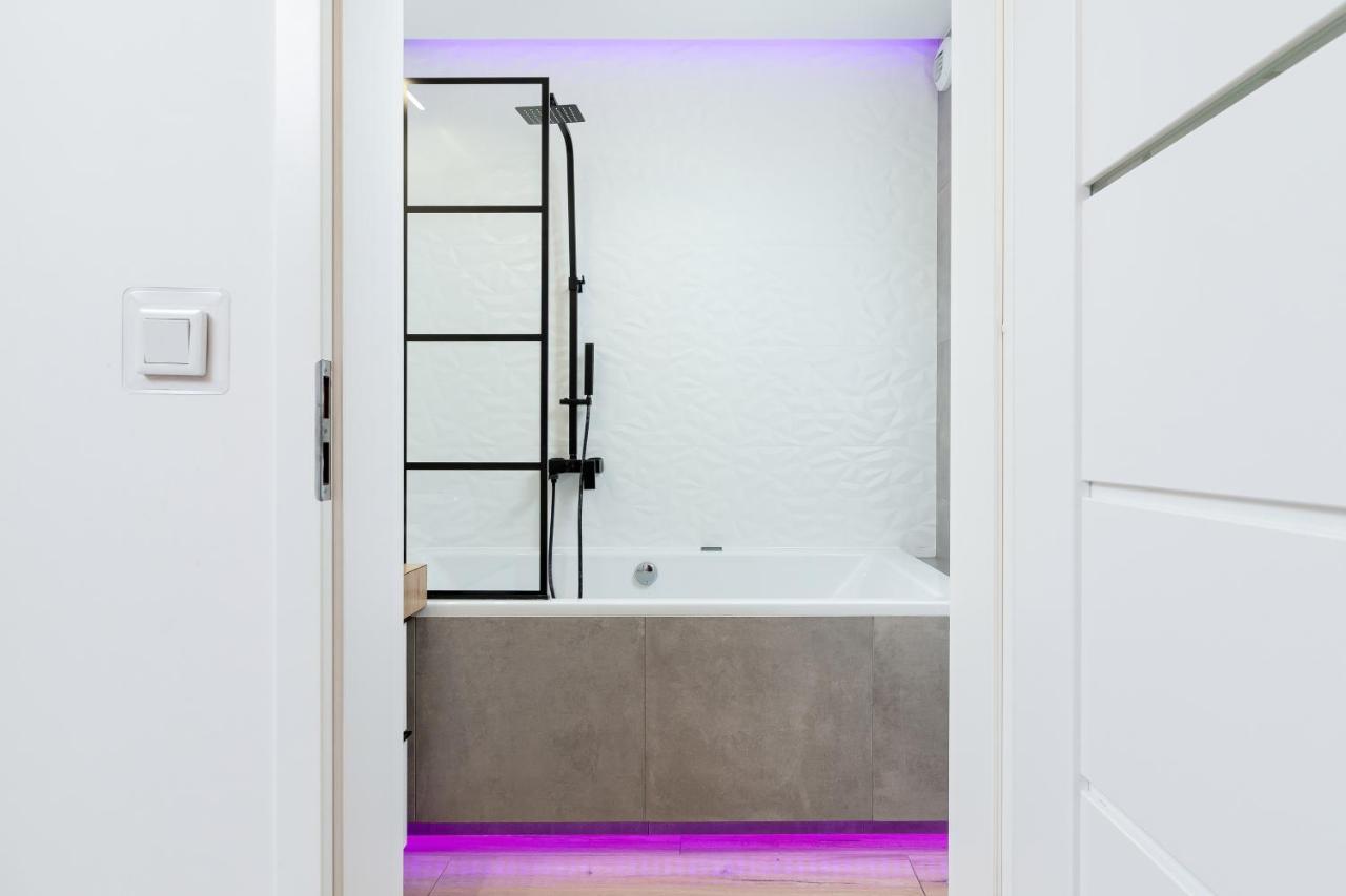 Movie Jacuzzi Apartment At The Main Station By Noclegi Renters Krasków Εξωτερικό φωτογραφία