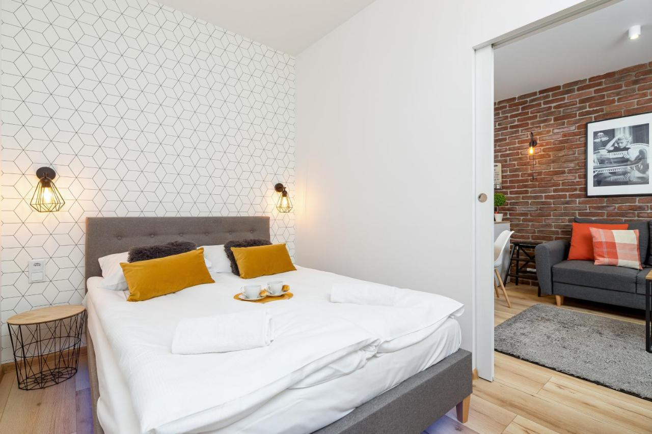 Movie Jacuzzi Apartment At The Main Station By Noclegi Renters Krasków Εξωτερικό φωτογραφία