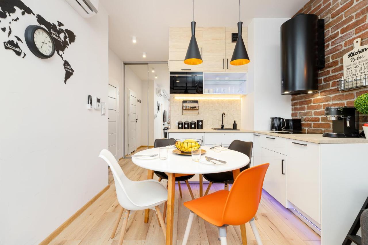 Movie Jacuzzi Apartment At The Main Station By Noclegi Renters Krasków Εξωτερικό φωτογραφία