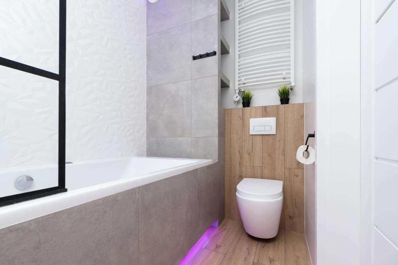 Movie Jacuzzi Apartment At The Main Station By Noclegi Renters Krasków Εξωτερικό φωτογραφία