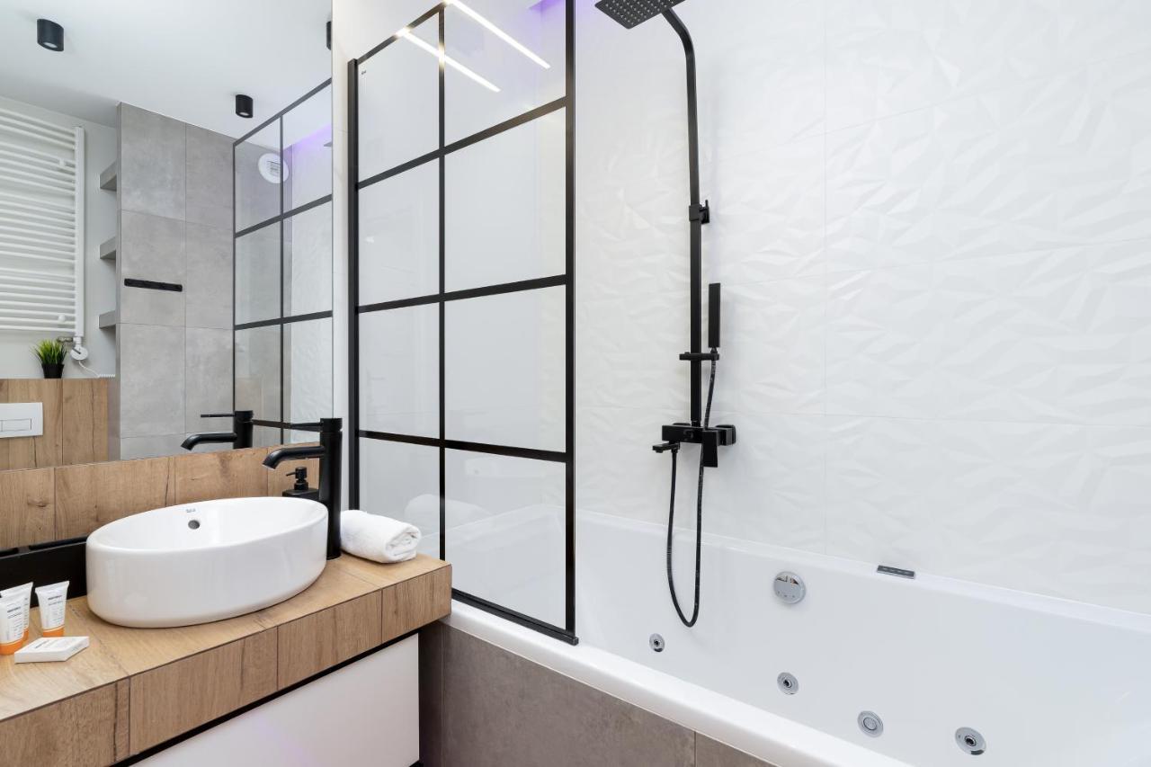 Movie Jacuzzi Apartment At The Main Station By Noclegi Renters Krasków Εξωτερικό φωτογραφία